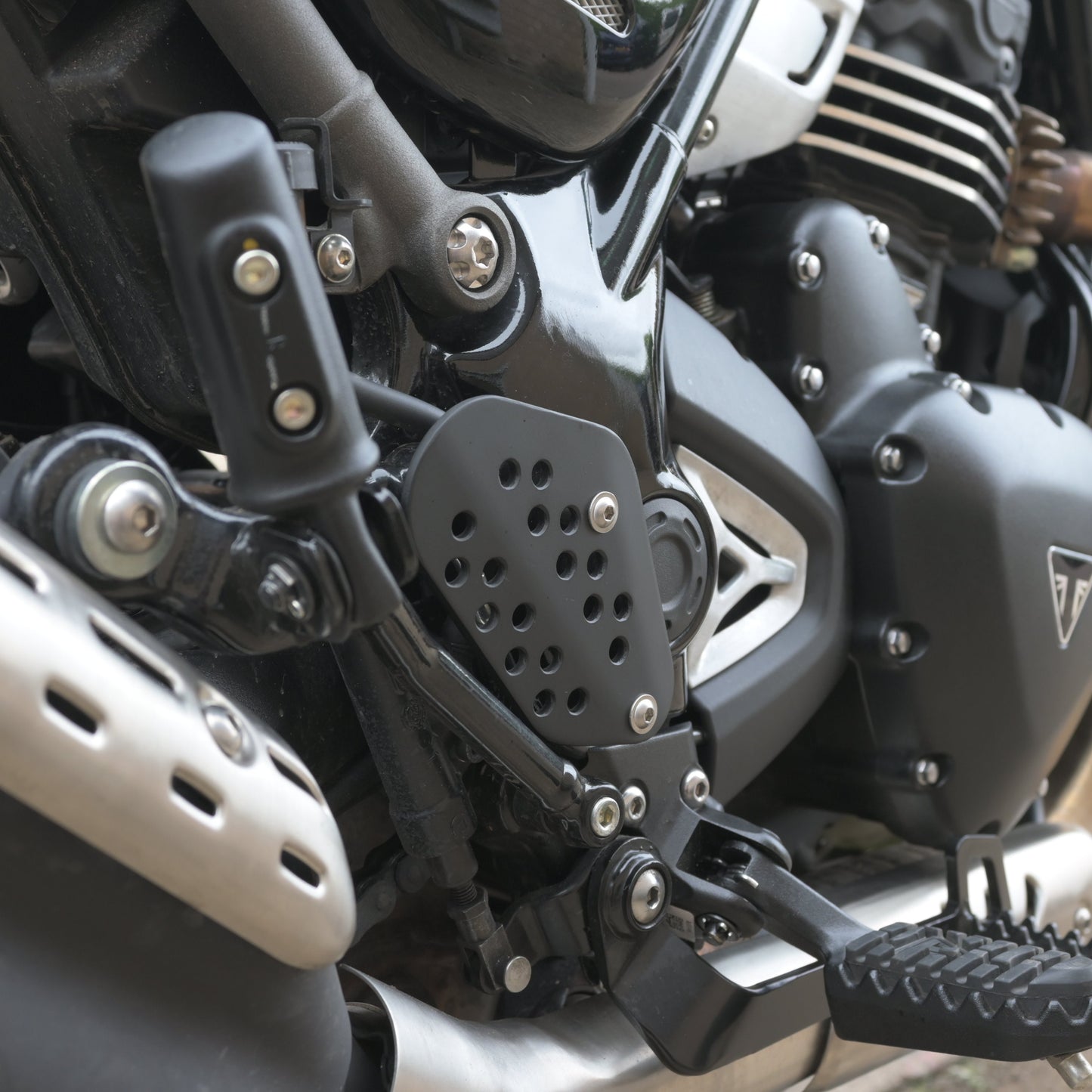 TRIUMPH 400X HEEL GUARDS